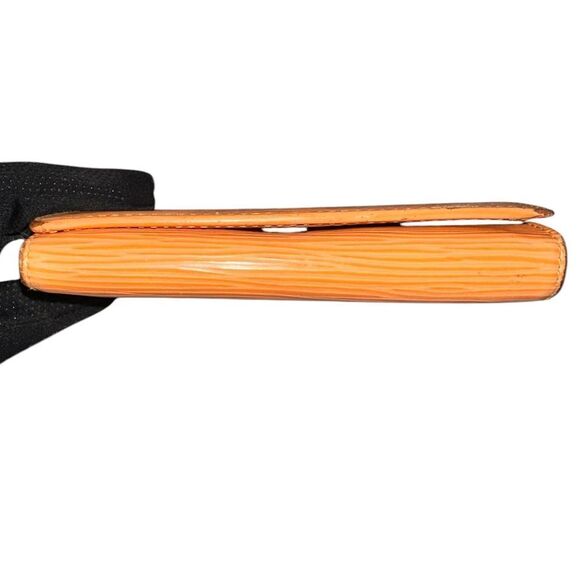 Authentic Louis Vuitton epi leather snap wallet. Orange. - Picture 16 of 16